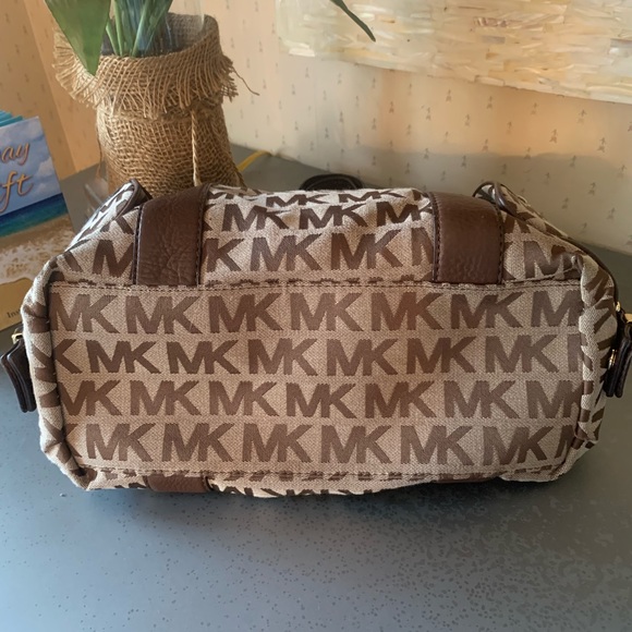 MICHAEL KORS signature monogram Beige Mocha jacquard LARGE satchel. Clean, zips. - Picture 6 of 10